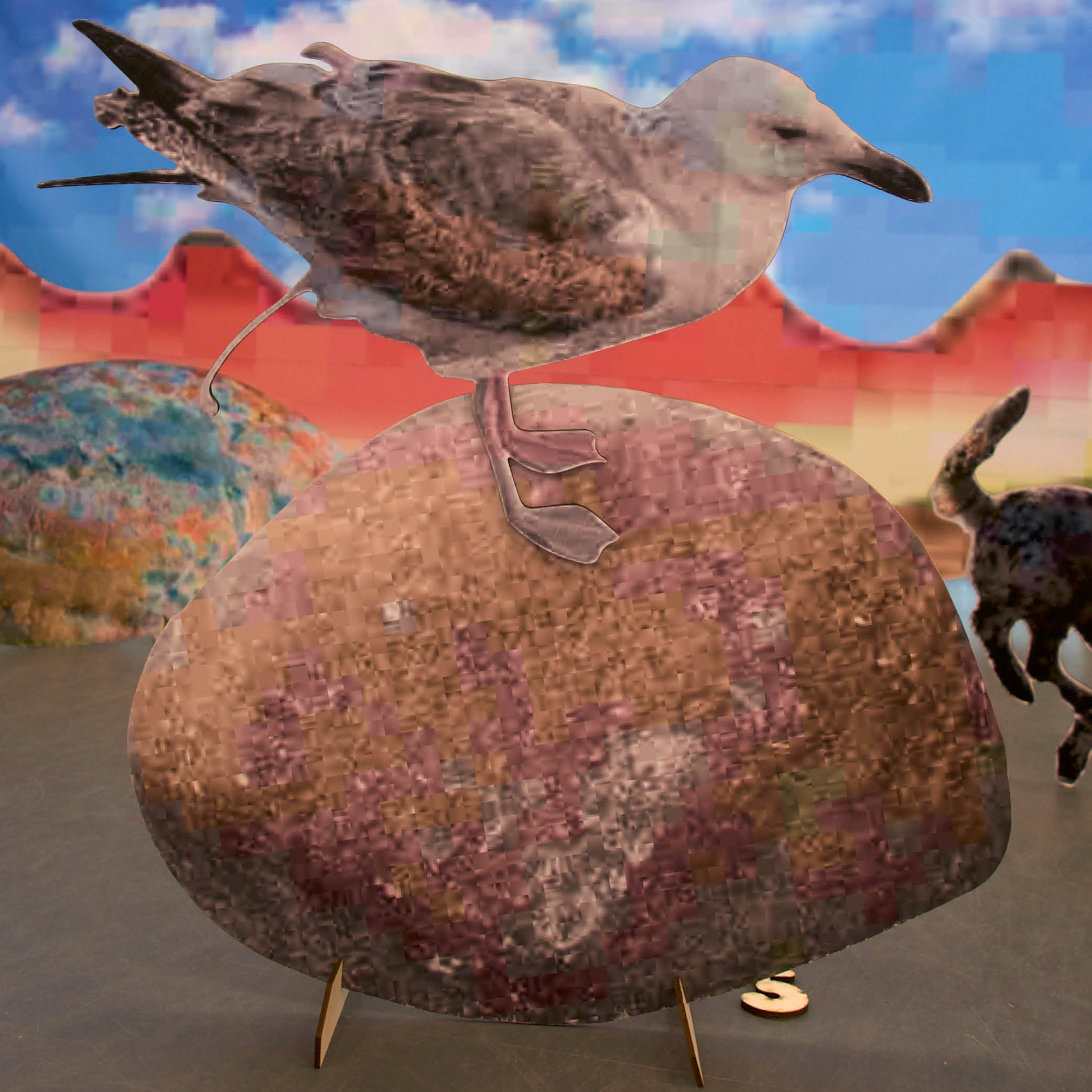 it looks beautiful from afar 看上去很美 